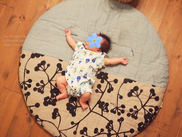 せんべい座布団と新生児の赤ちゃん
