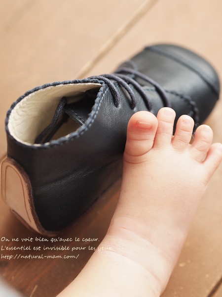 赤ちゃんのファーストシューズモネリーナと赤ちゃんの足