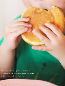 スマイルベイカーミニで作ったパンケーキを食べる子供